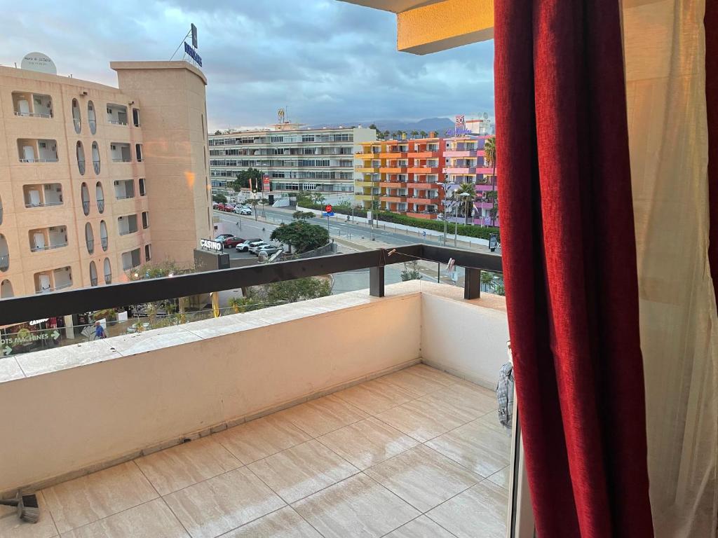 uma varanda com vista para uma cidade com edifícios em Apartment 4th floor Yumbo Centrum em Playa del Inglés