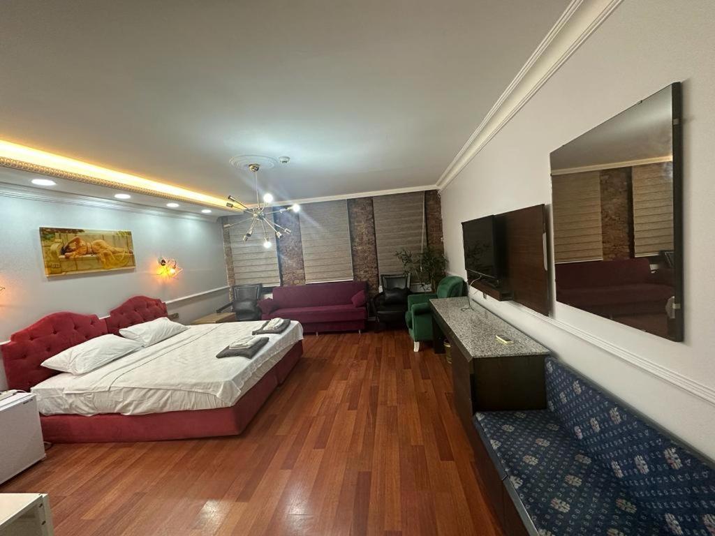 イスタンブールにあるKonak suiteのベッドルーム(大型ベッド1台付)、リビングルームが備わります。