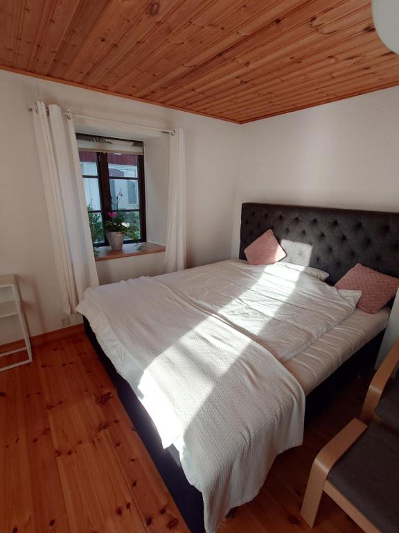 Un pat sau paturi într-o cameră la Villa Naffen1