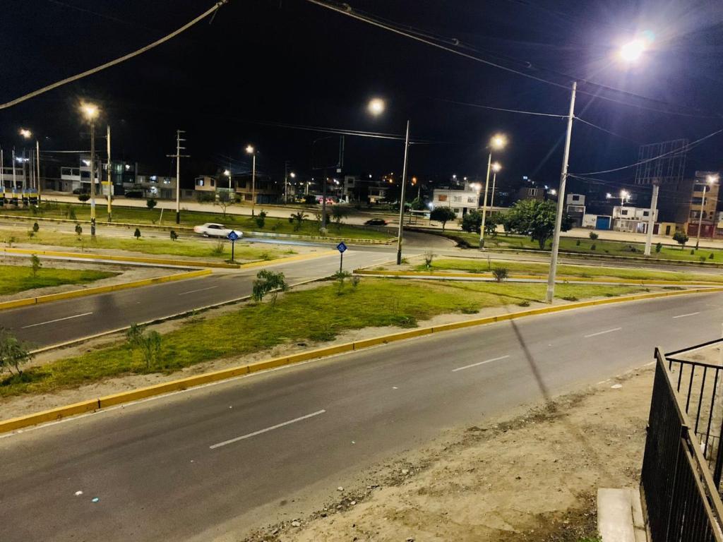 una autopista vacía por la noche con luces de la calle en Miski House 2, en Urbanizacion Buenos Aires