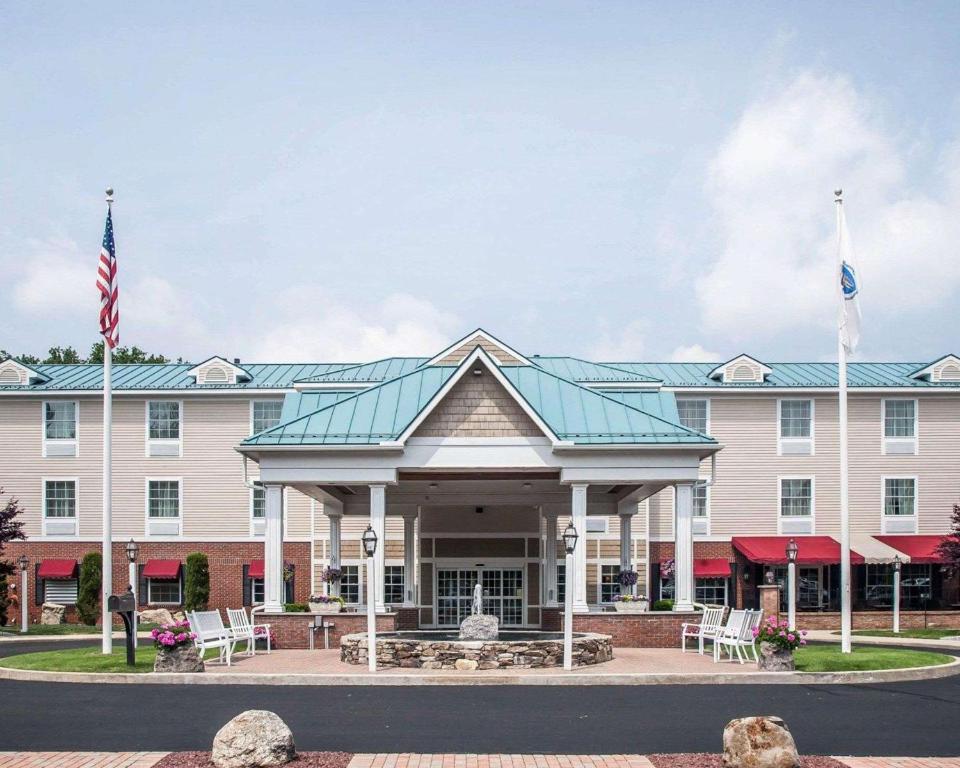 a rendering of the front of a hotel at Comfort Inn & Suites Sturbridge-Brimfield in Sturbridge