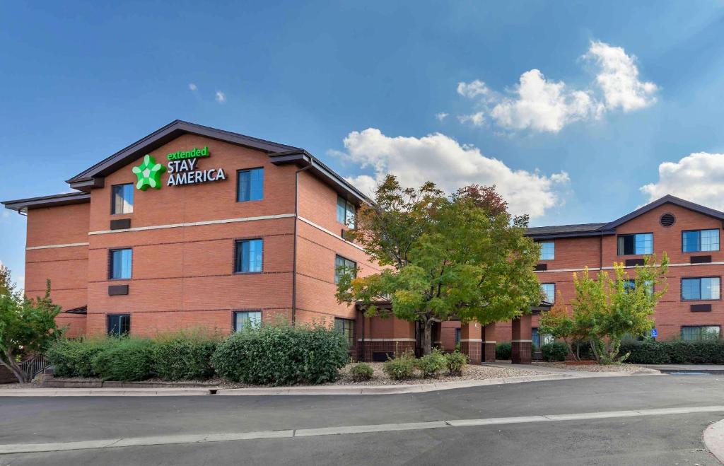 un gran edificio de ladrillo con un cartel de hotel estrella. en Extended Stay America Select Suites - Denver - Tech Center South, en Centennial