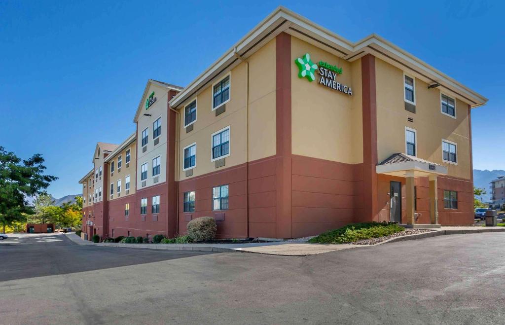un edificio de hotel con un cartel estelar. en Extended Stay America Suites - Salt Lake City - Union Park en Midvale