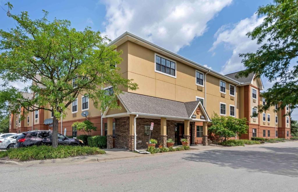 a large building with cars parked in front of it at Extended Stay America Select Suites - Chicago - Rolling Meadows in Rolling Meadows