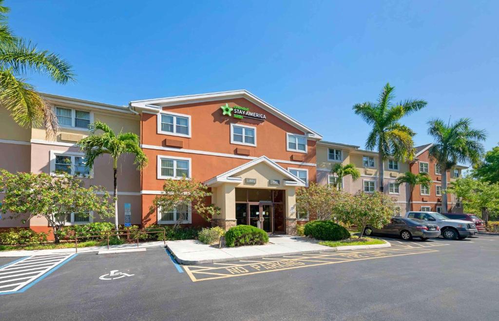 西棕櫚灘的住宿－美國西棕櫚灘北角企業園區長住酒店，前面有一个停车位的酒店
