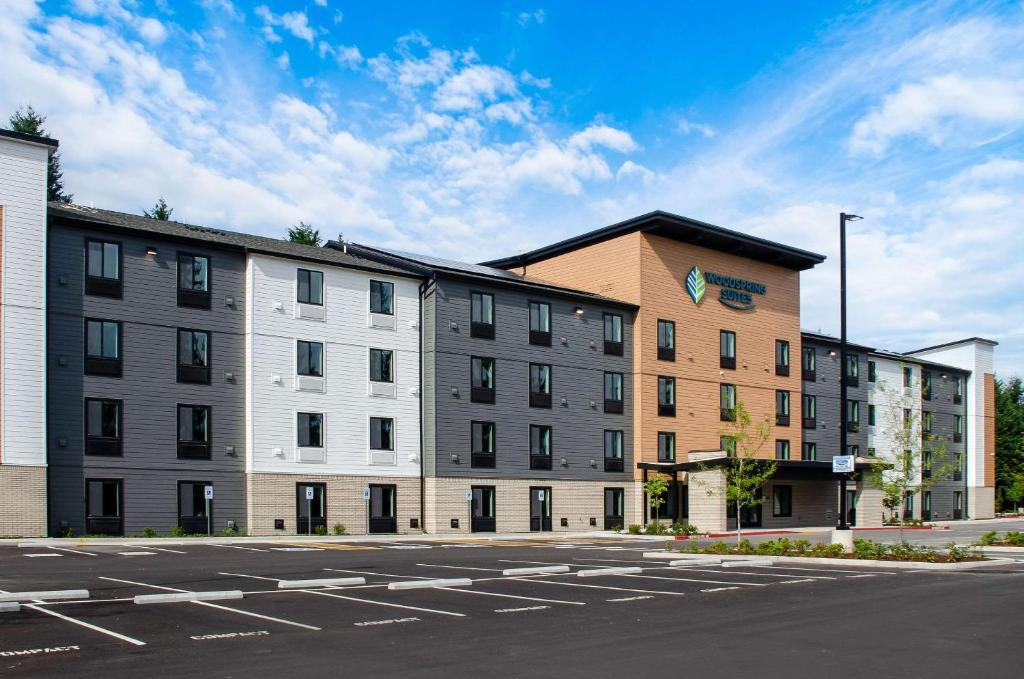 奧林匹亞的住宿－WoodSpring Suites Olympia - Lacey，大楼前的一个空停车位