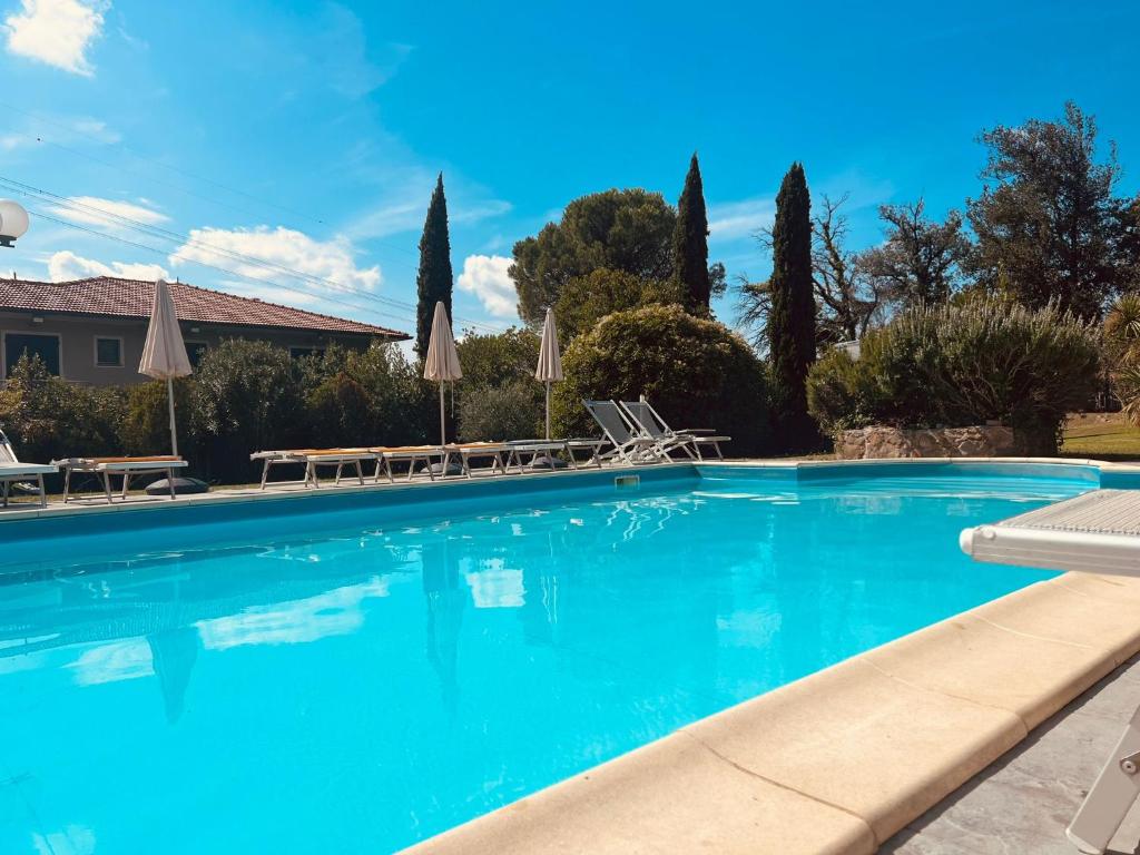 Bazén v ubytování Hotel Monti nebo v jeho okolí