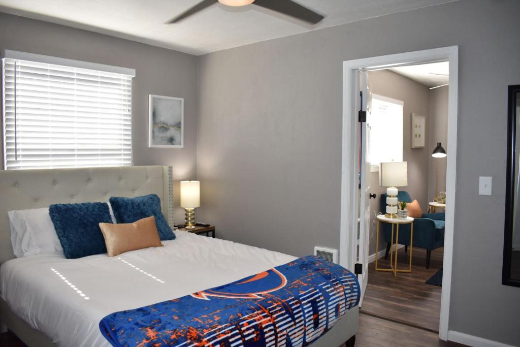 una camera da letto con un grande letto con cuscini blu di BSU Playland 2bd 1b Fully Remodeled on Bsu Campus a Boise