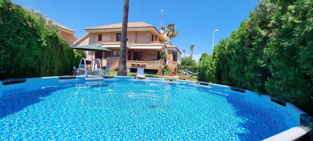 uma grande piscina em frente a uma casa em Casa en la playa em Sagunto