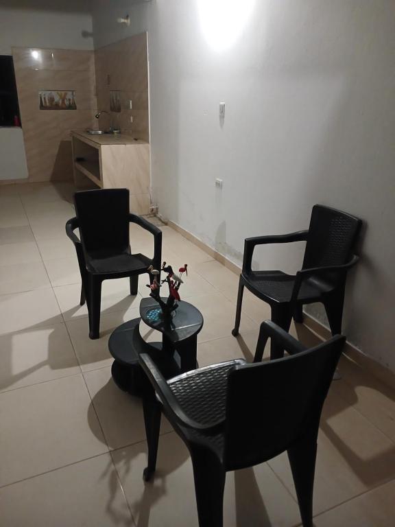 un soggiorno con 3 sedie e un tavolo di Casa camacho a Villavicencio