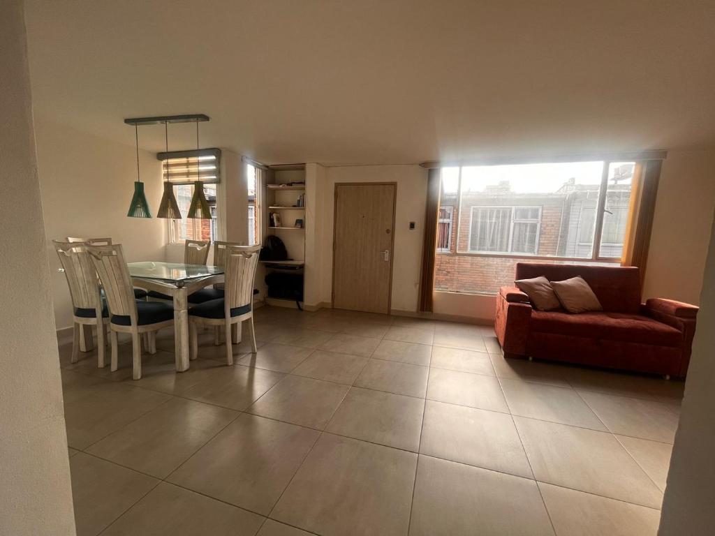 sala de estar con mesa y sofá en Apartamento movistar Arena-Estadio El Campin-galerías con garaje 2 a 6 personas, en Bogotá