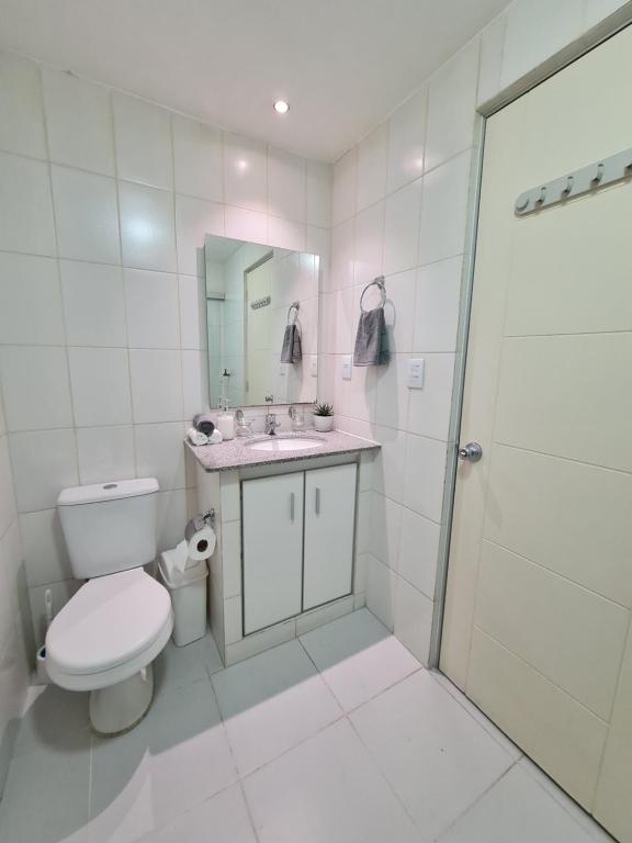 een badkamer met een toilet, een wastafel en een douche bij Acogedor Departamento centrico in Cochabamba