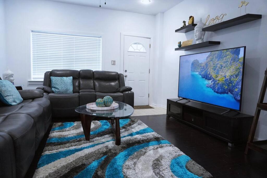 salon z kanapą i telewizorem z płaskim ekranem w obiekcie Downtown Allentown Stay w mieście Allentown