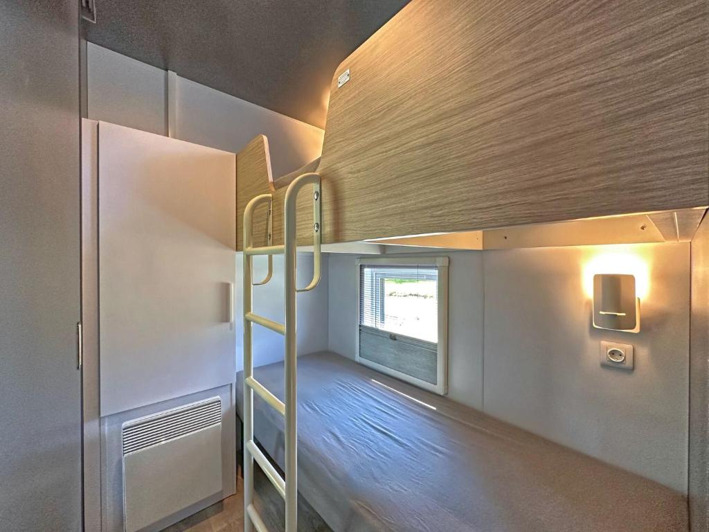 Postel nebo postele na pokoji v ubytování Seeblick holiday village premium tiny house with sauna and hot tub