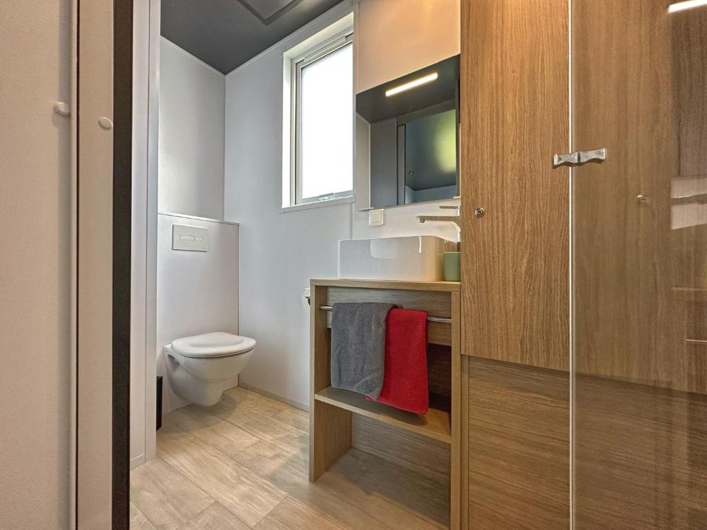 Koupelna v ubytování Seeblick holiday village premium tiny house with sauna and hot tub