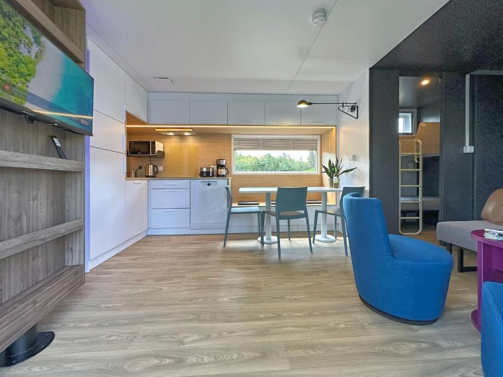 Kuchyň nebo kuchyňský kout v ubytování Seeblick holiday village premium tiny house with sauna and hot tub