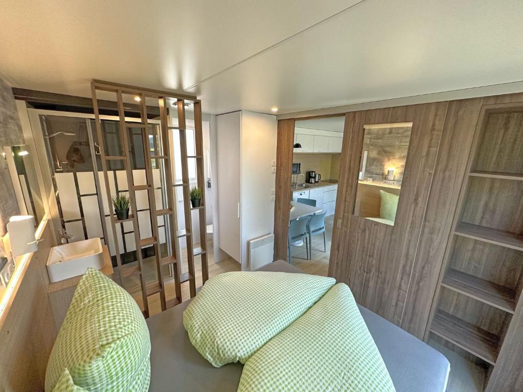 Posezení v ubytování Seeblick holiday village premium tiny house with sauna and hot tub
