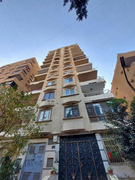 een hoog gebouw met veel ramen erop bij Al Moayad Abbas Al Akkad Hotel in Caïro