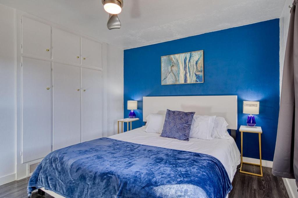 1 dormitorio azul con 1 cama con pared azul en New Downtown Boise on Bsu Campus 3 Beds Sleeps 6 en Boise