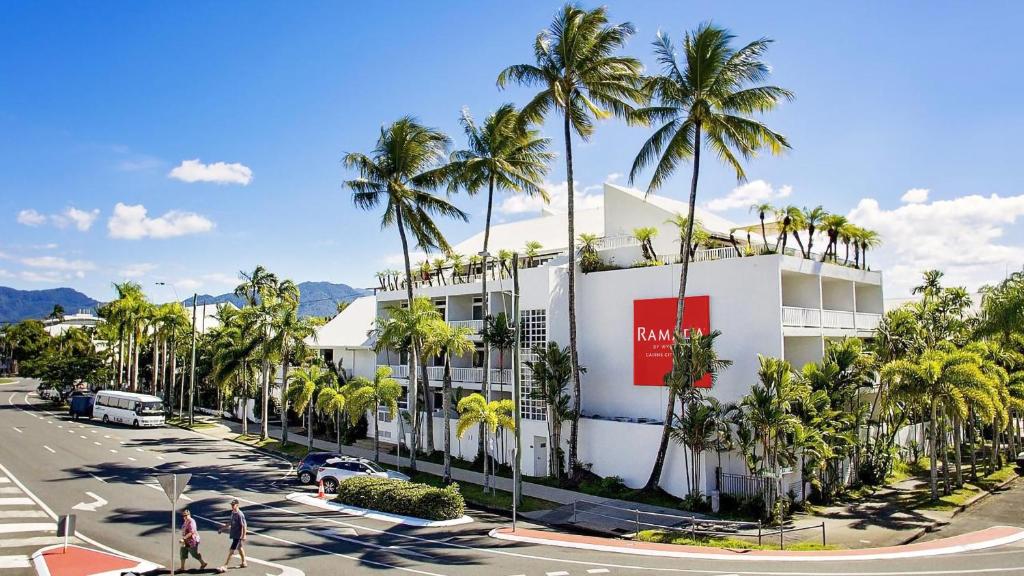 un edificio con palmeras frente a una calle en Ramada By Wyndham Cairns City Centre, en Cairns