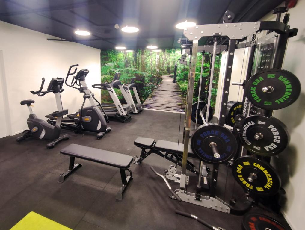 Fitness centrum a/nebo fitness zařízení v ubytování Ramada By Wyndham Cairns City Centre