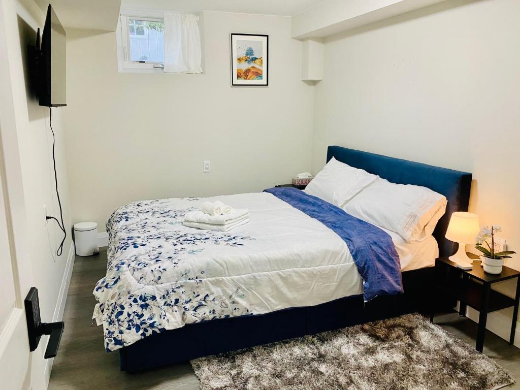 sypialnia z łóżkiem z niebieską głową w obiekcie VJ Home w mieście Toronto