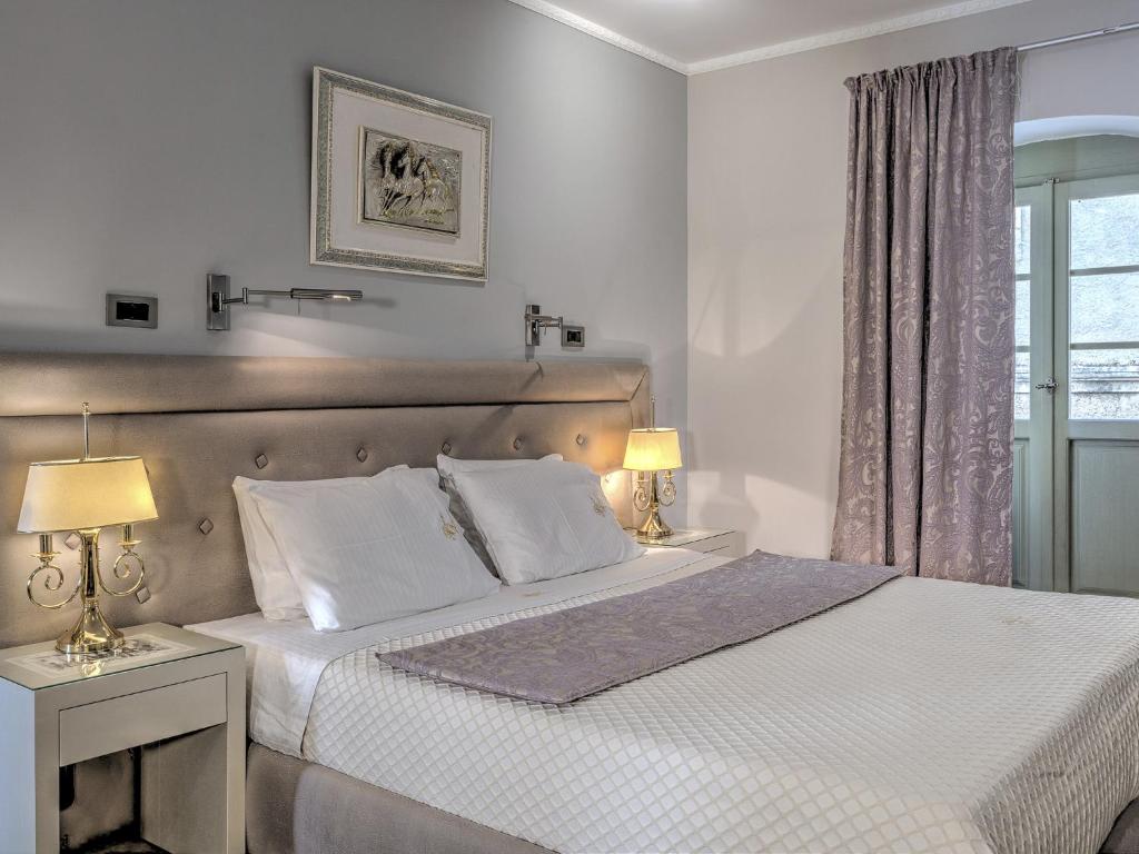 Postel nebo postele na pokoji v ubytování Fiscardonna Luxury Suites