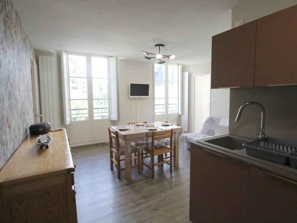 eine Küche mit einem Tisch und einem Esszimmer in der Unterkunft Appartement Bagnères-de-Luchon, 2 pièces, 6 personnes - FR-1-313-226 in Luchon