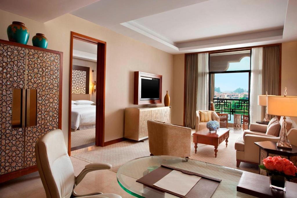 TV a/nebo společenská místnost v ubytování Sheraton Qingyuan Lion Lake Resort
