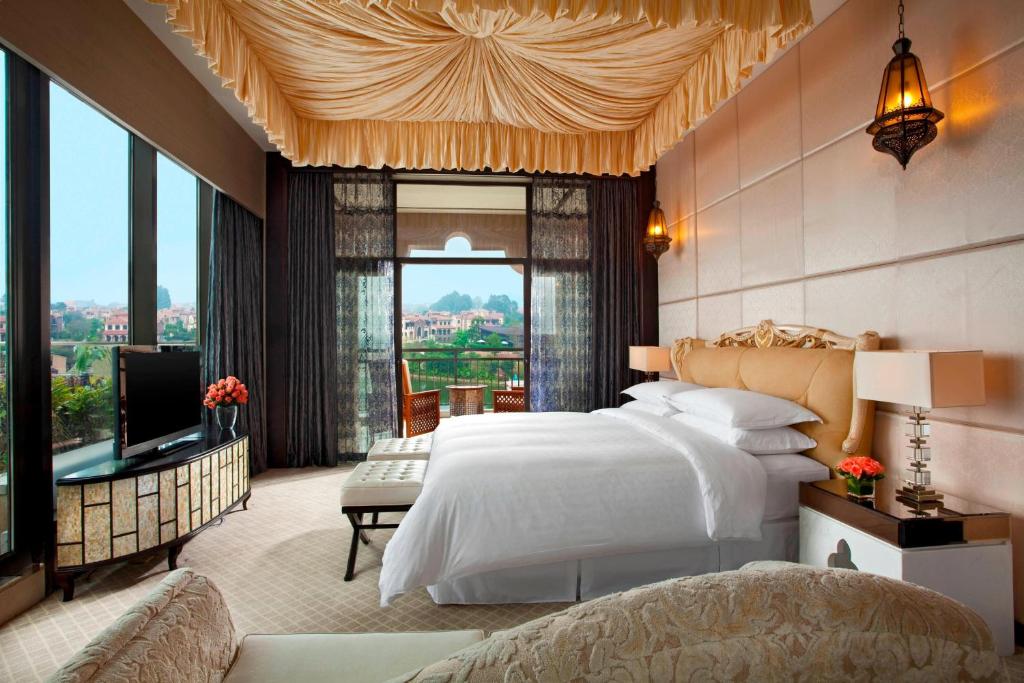 Postel nebo postele na pokoji v ubytování Sheraton Qingyuan Lion Lake Resort