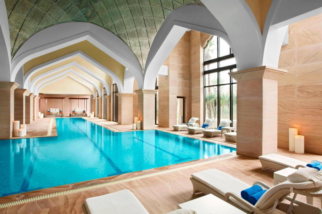 Bazén v ubytování Sheraton Qingyuan Lion Lake Resort nebo v jeho okolí