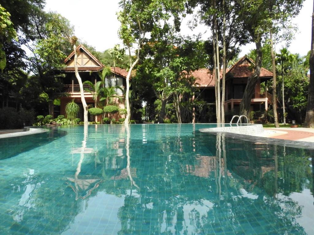 uma piscina em frente a um resort em VILLA MASSILIA em Siem Reap