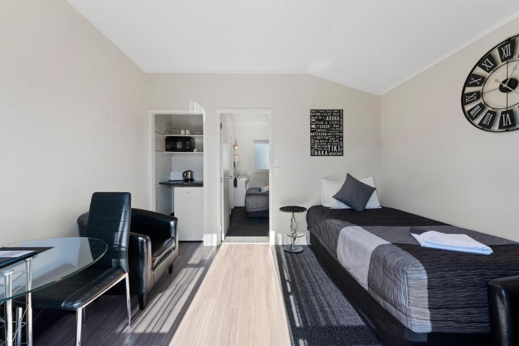 Postel nebo postele na pokoji v ubytování Central Inn Taupo