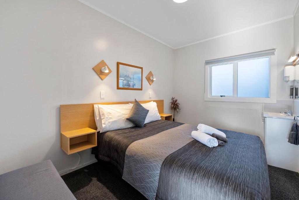 Postel nebo postele na pokoji v ubytování Central Inn Taupo