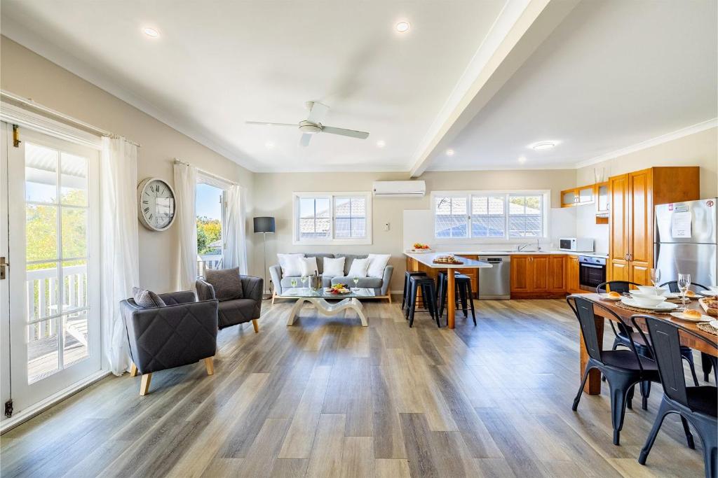 Una sala de estar con cocina y comedor. en 43 Squire Street Fingal Bay, en Fingal Bay
