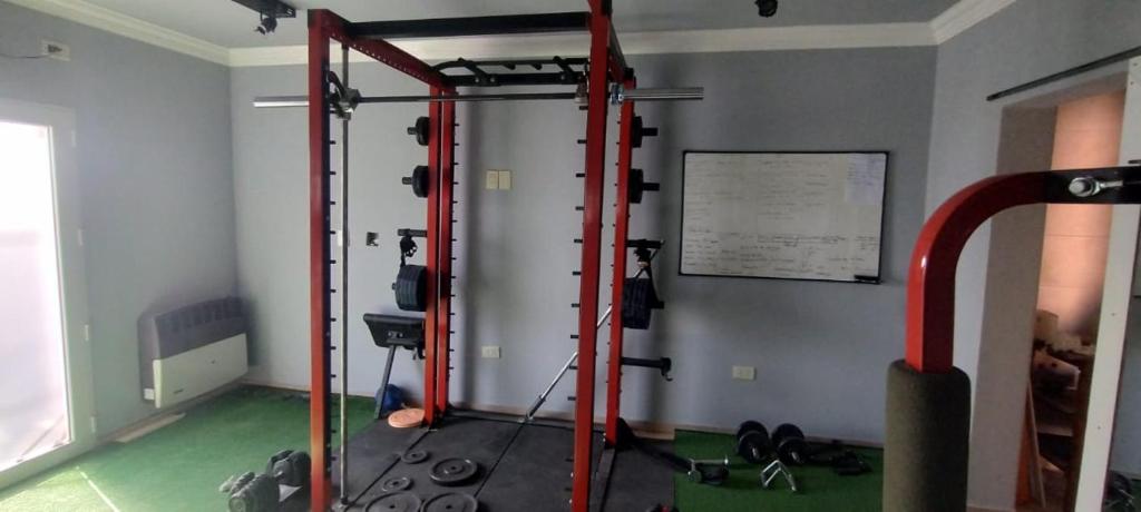 a room with a gym with a gymngthhedon at El TEMPLO in Puerto Madryn