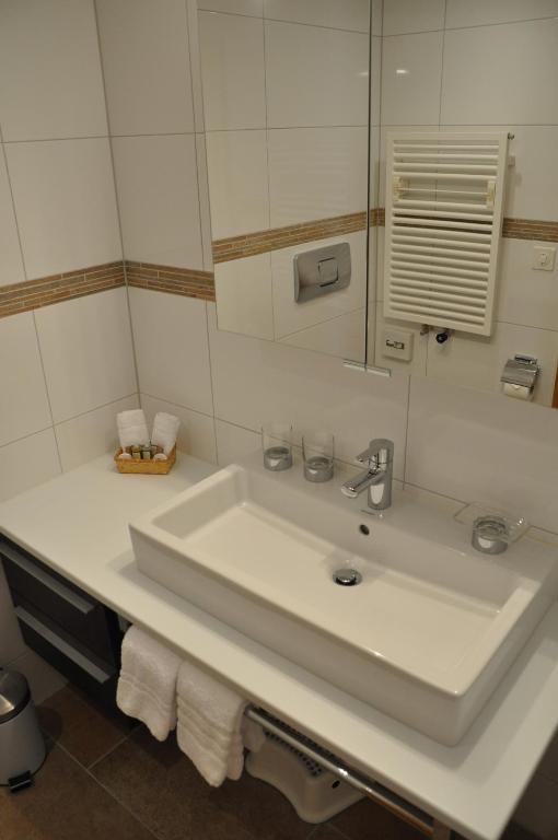 Koupelna v ubytování Hotel Seraina