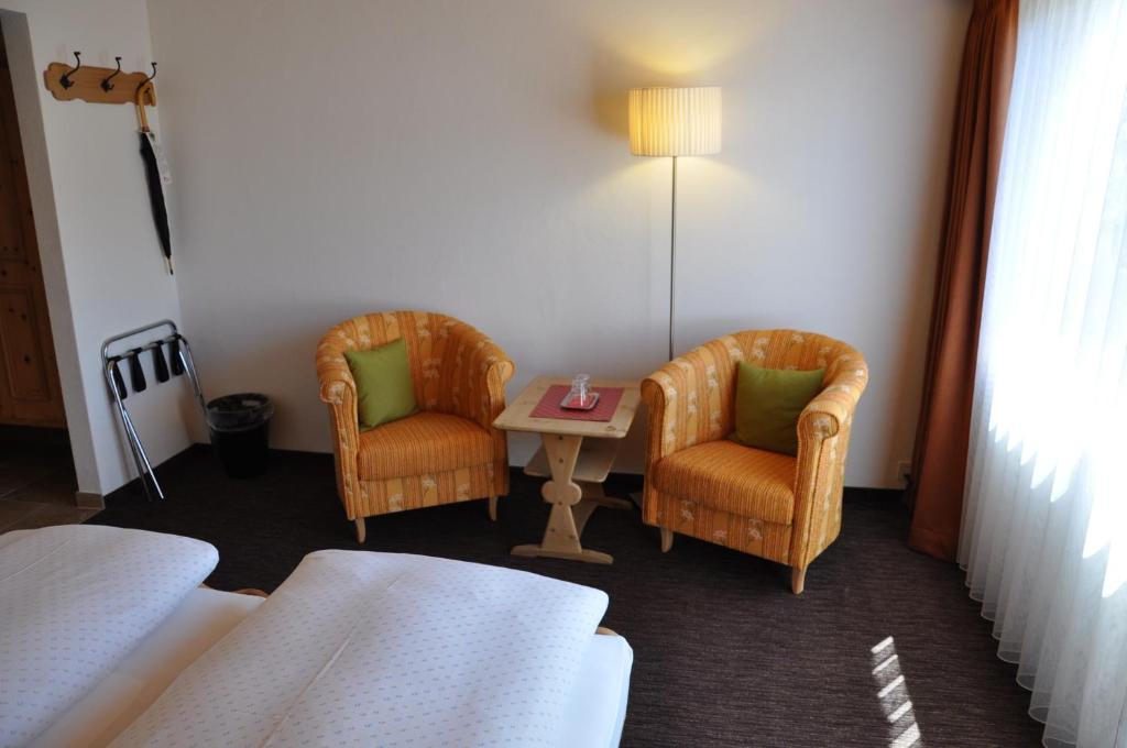 Postel nebo postele na pokoji v ubytování Hotel Seraina