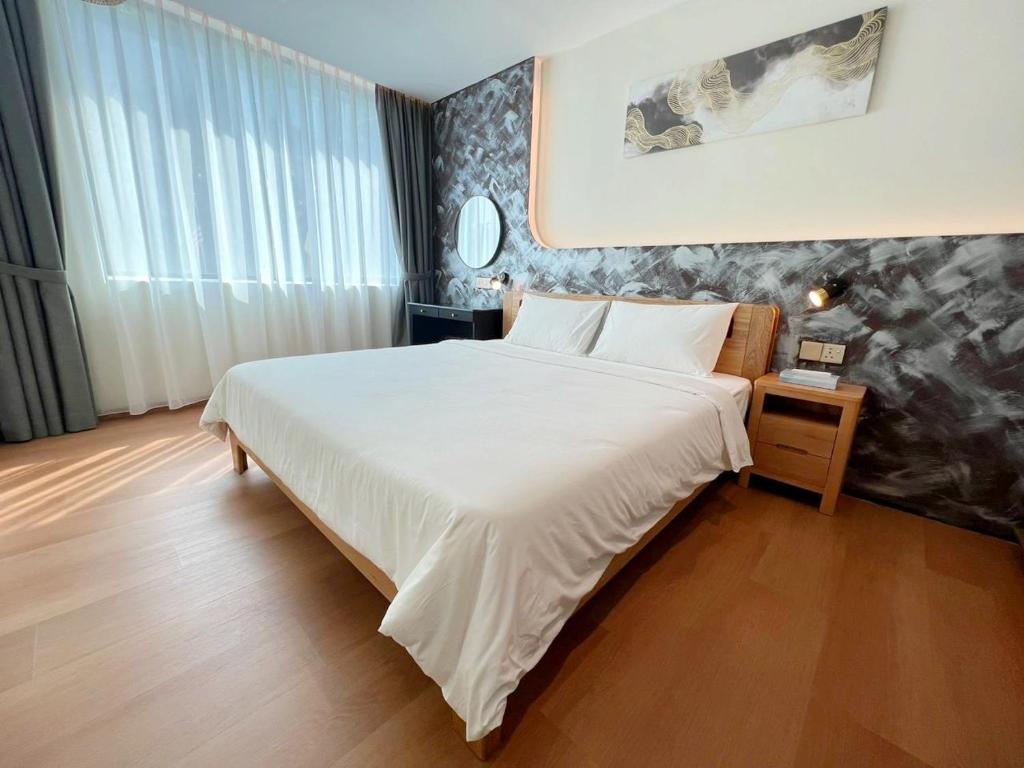 Postel nebo postele na pokoji v ubytování The Borneo Hotel