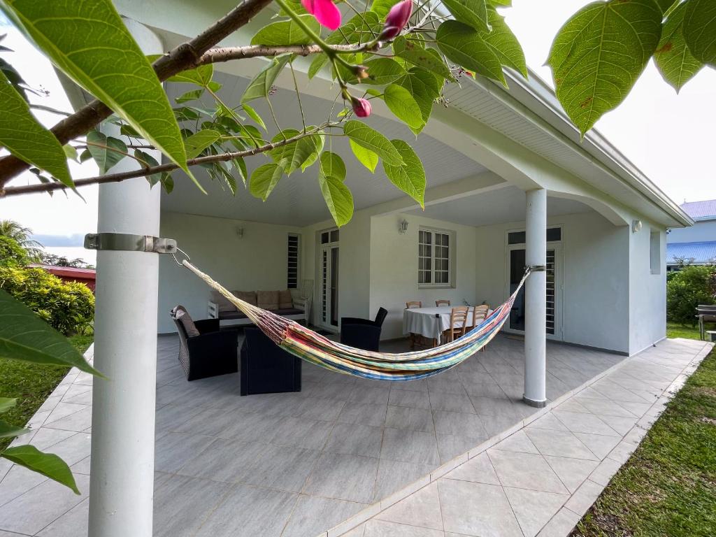 eine Hängematte auf der hinteren Veranda eines Hauses in der Unterkunft Casa Tropical · T3 Calme & Spacieux in Le Lamentin