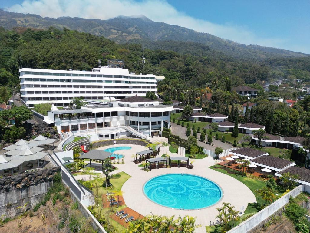 vista aerea di un resort con piscina di Surya Hotel & Cottages Prigen a Tretes