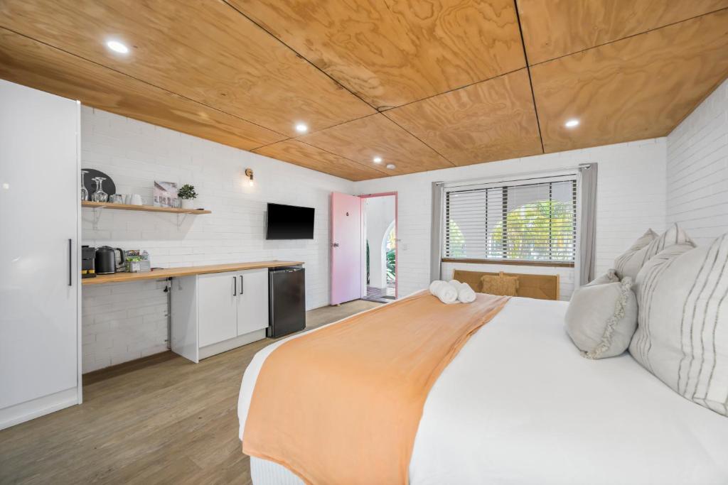 The Med Crescent Head - King Suite