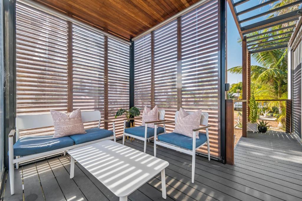 The Med Crescent Head - Family Bungalow
