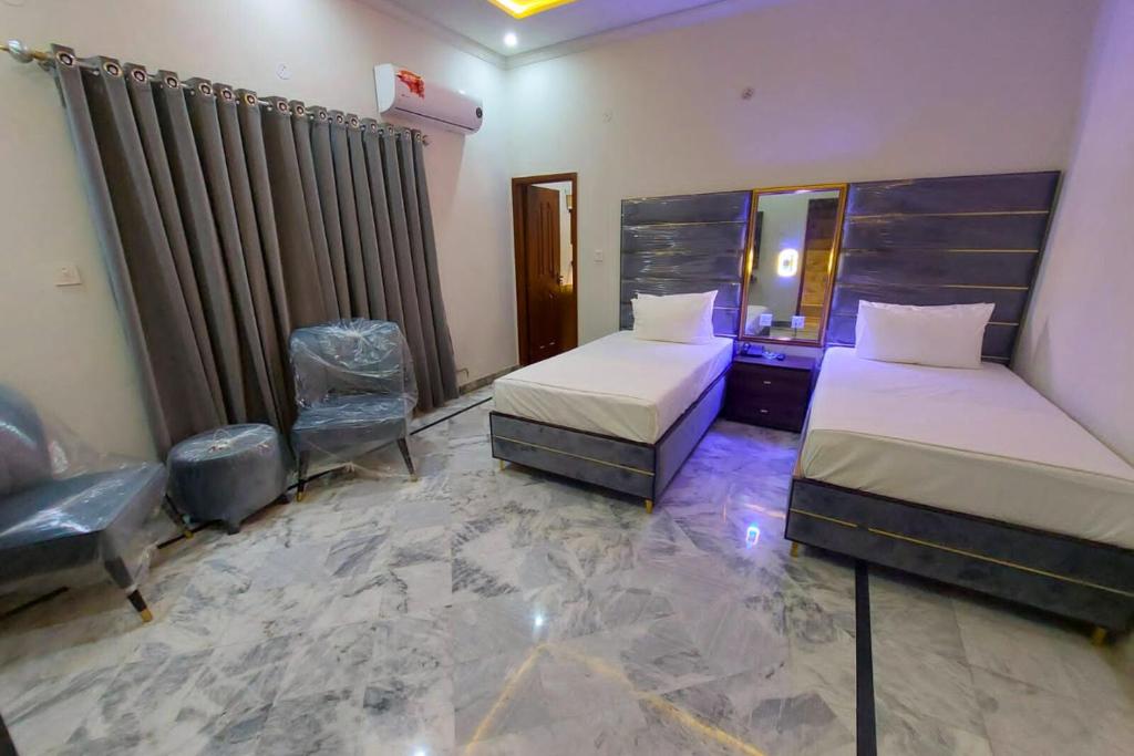 Red Fort Hotel Gulberg - Budget Twin Room