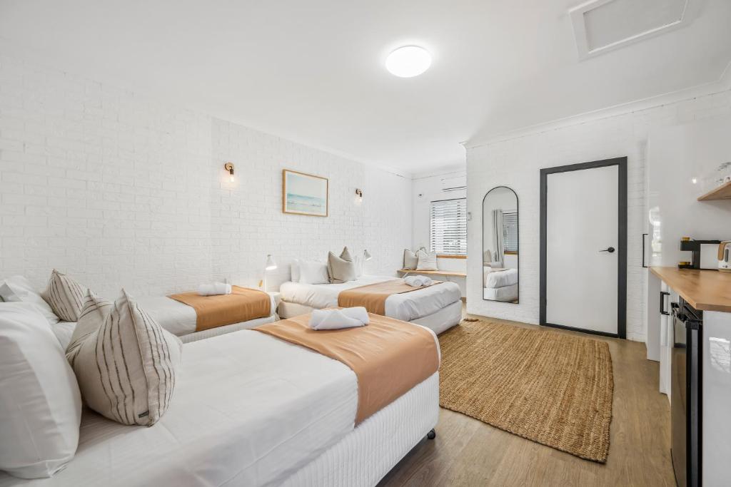 The Med Crescent Head - Family Rooms Standard
