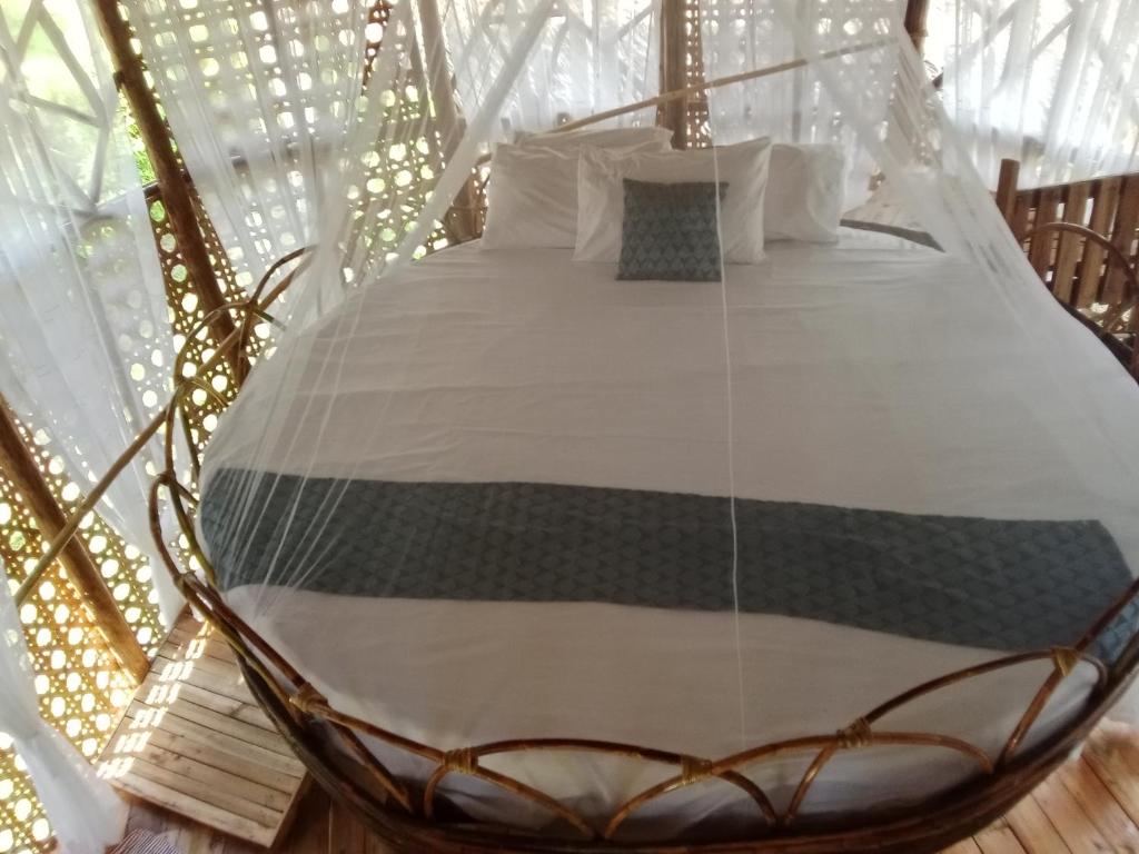 Una cama o camas en una habitación de Prince John Beachfront Eco Bungalows and Restaurant