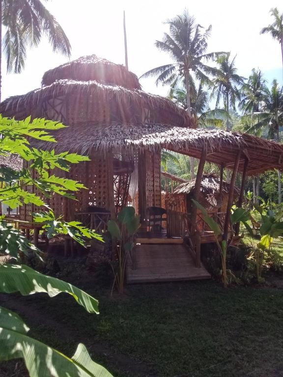 Un jardín fuera de Prince John Beachfront Eco Bungalows and Restaurant