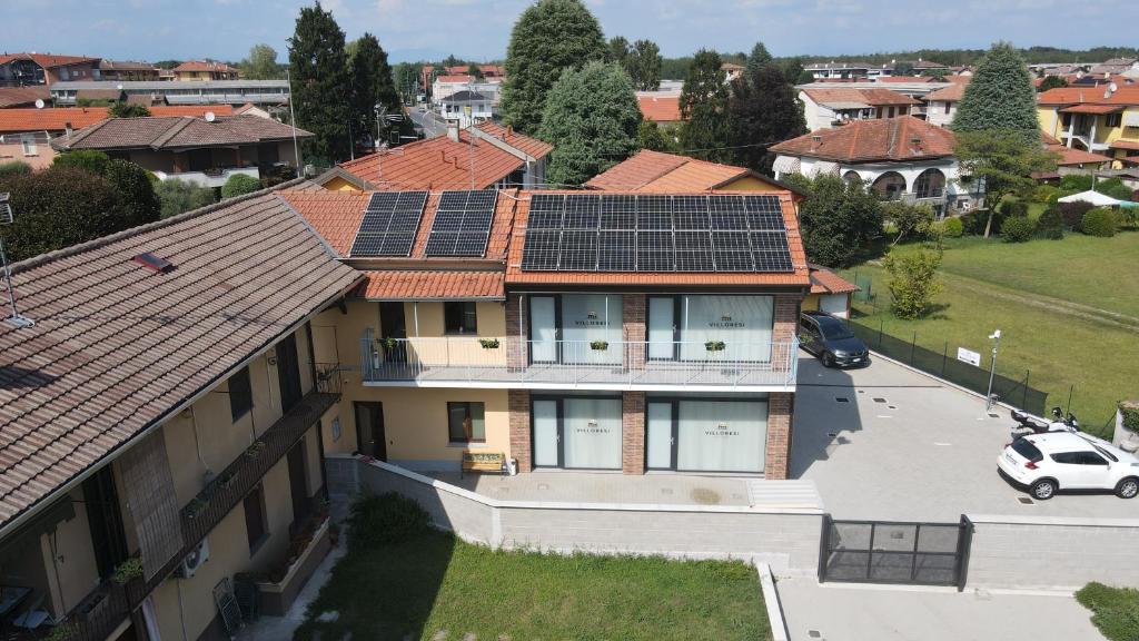 una casa con pannelli solari sul tetto di Villoresi Rooms a Castano Primo
