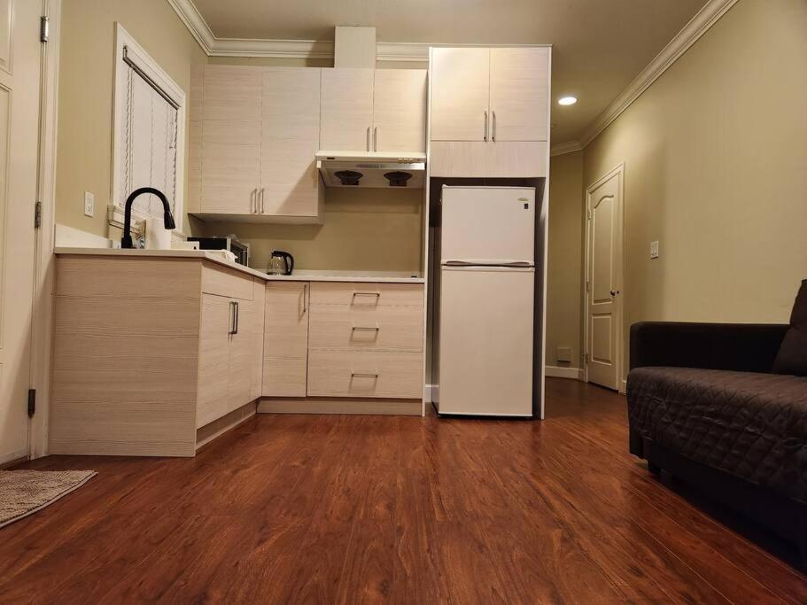 een keuken met een witte koelkast in de kamer bij Richmond BC Canada 1-Bedroom Suite in Richmond