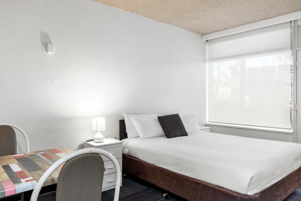 Postel nebo postele na pokoji v ubytování Red Carpet Motel